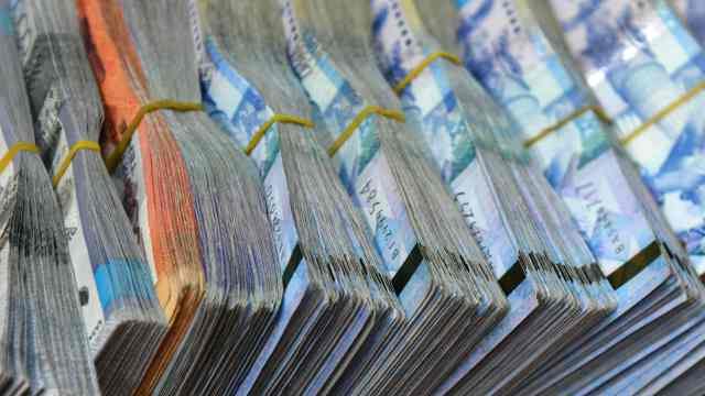 Сотрудники банков снимали деньги со счетов казахстанцев