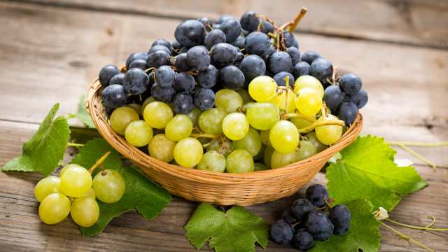 Какой виноград полезнее для здоровья — красный или белый
