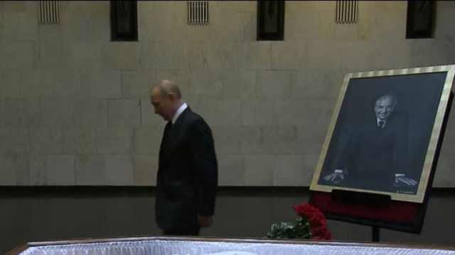 Видео: Путин простился с Горбачёвым до дня похорон