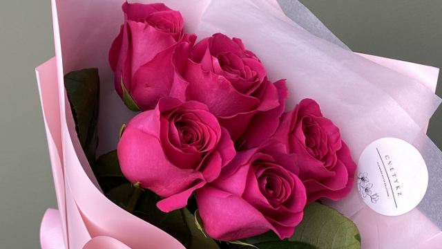 Вдова уже семь лет получает цветы от покойного мужа