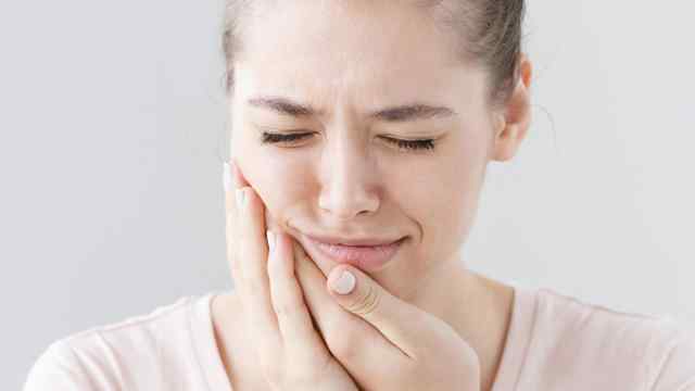 Опухла щека и болит зуб: первая помощь в домашних условиях