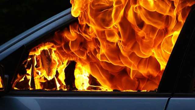 Автомобиль врезался в арку: водитель сгорел заживо