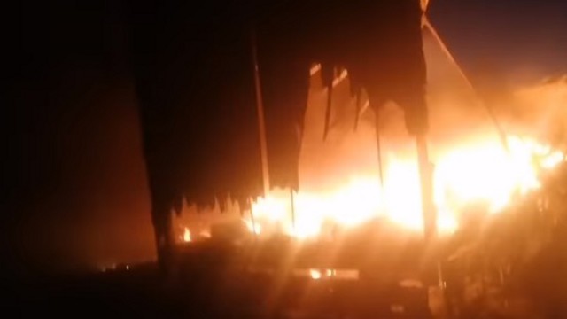 Видео: Грузовик загорелся на трассе в Костанайской области