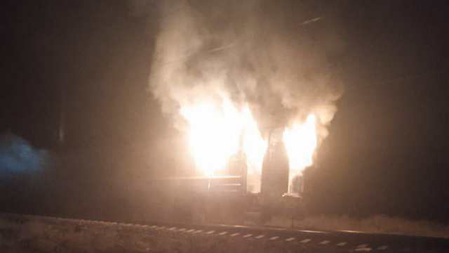 Вагоны оцеплены: пожар произошёл в пассажирском поезде