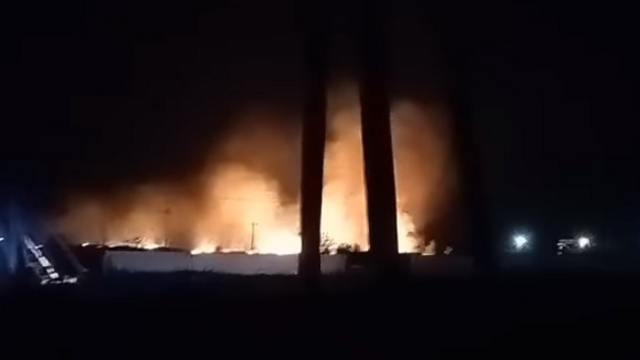 Вечерний пожар попал на видео в Костанае