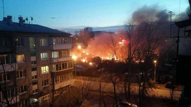 Видео: В Иркутске военный самолёт упал на двухэтажный дом