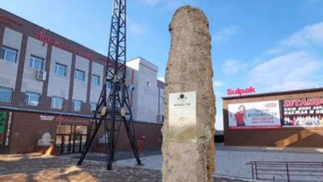 Казахстанцы опошлили монумент в Костанайской области