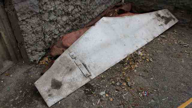 «Видны ноги»: Труп женщины в ковре нашли возле подъезда