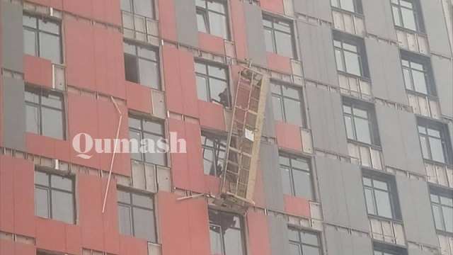 Рабочие выпали из люльки с высоты 14-го этажа в Астане