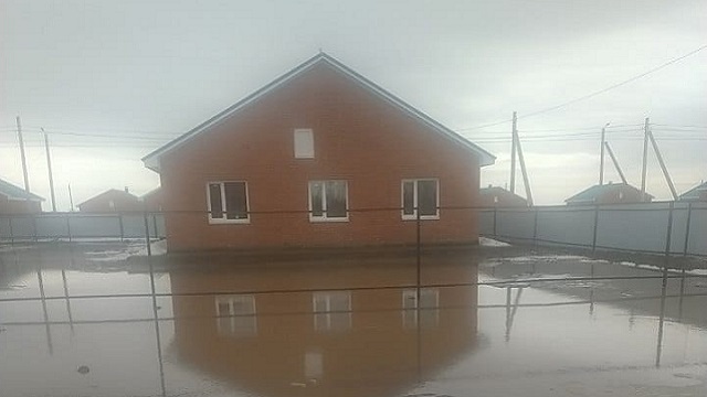 ​Новые дома в Аулиеколе затопило дождевыми водами
