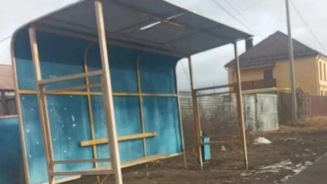 Дыры да щели: на автобусную остановку жалуются в Костанае
