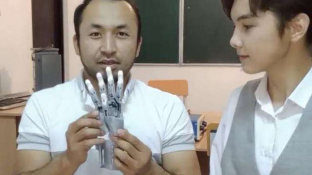 Сельский учитель делает 3D-протезы рук и ног в Казахстане