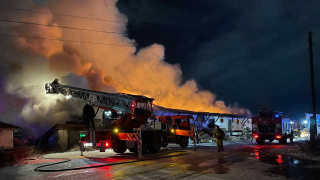 Почти 6 часов тушили пожар на Складской в Костанае