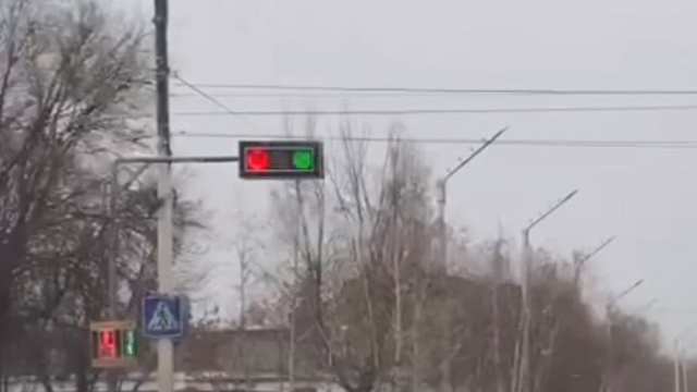 Сошёл с ума: сломанный светофор попал на видео в Костанае