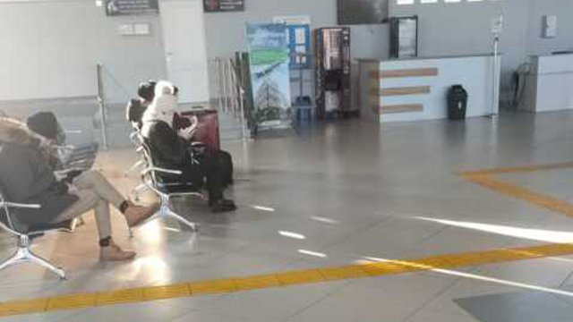 Пассажиры замерзают в зале ожидания аэропорта Костаная