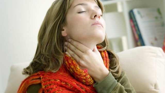 Почему возникает острая боль в горле, и как её устранить