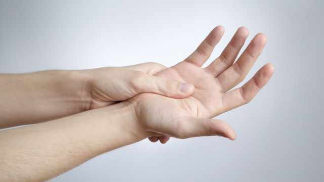 Что делать, когда сильно болят кисти рук