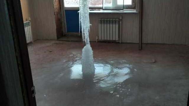 Льдом сковало квартиры в новостройке Костаная