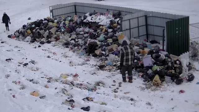 Дворы завалены мусором в Рудном: когда наведут порядок?