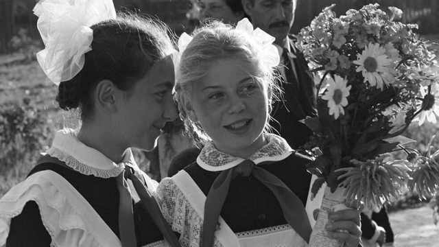 Почему девочки в СССР носили короткие платья — ответ удивит