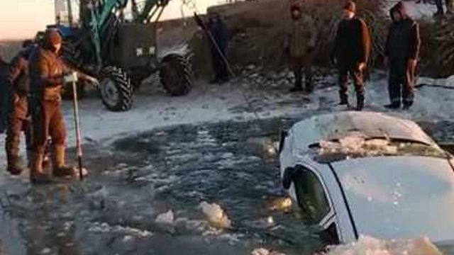 Видео: Машина провалилась под лёд в Костанайской области