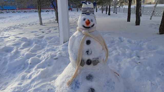 Cнежные фигуры появились во дворах школ Костаная