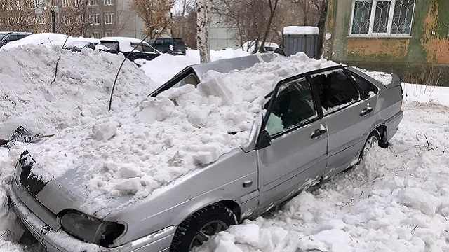 В Усть-Каменогорске упавший с крыши снег повредил автомобиль