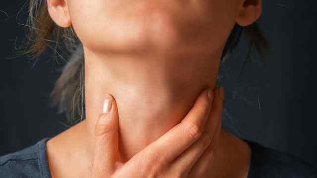 Почему появляется зуд в горле: причины неприятного симптома
