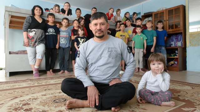 Видео: О костанайской семье с 36 детьми узнал весь Казахстан