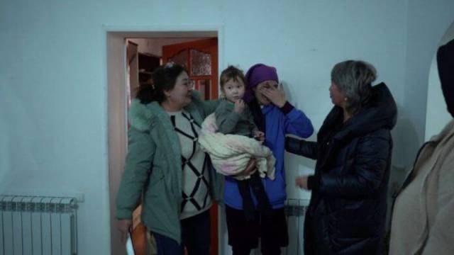 На улице с шестью детьми: женщине подарили 2-этажный дом