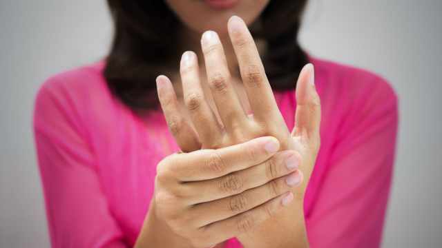 Что делать, если сильно болят кисти рук