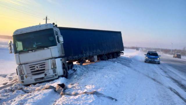 Стражи порядка помогли водителю в Костанайской области