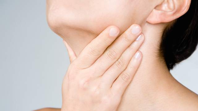 Месяц болит горло: причины и как устранить боль