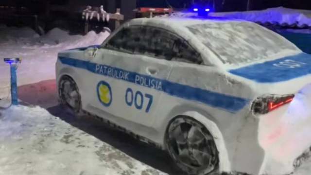 Видео: Казахстанец слепил из снега полицейский автомобиль