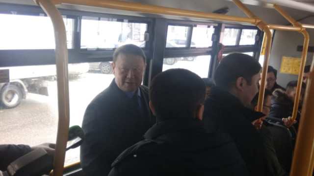 Аким Аксакалов проехал на маршрутном автобусе по Костанаю