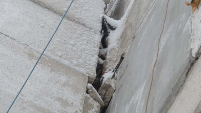 Балконный пролёт отделился от стены в многоэтажке Костаная