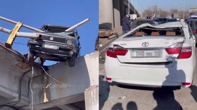Toyota Camry упала с моста в Алматы