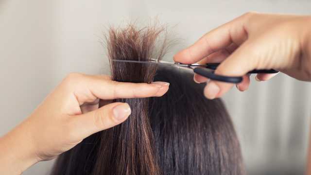 Народная примета – почему нельзя стричь волосы на ночь