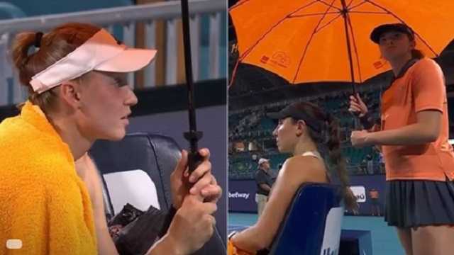 Рыбакина не дала бол-бою держать зонт в полуфинале в Майами