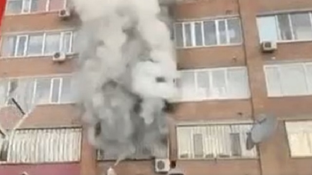 15 человек эвакуировали из горящего дома в Усть-Каменогорске