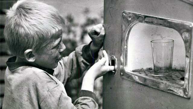 Советской газировкой из автомата угощают в Аркалыке