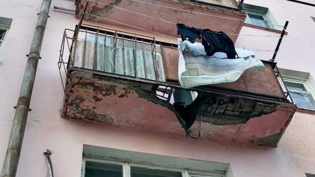 В Усть-Каменогорске под женщиной обрушился балкон — видео