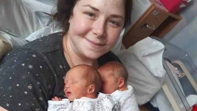 Женщина родила двоих детей, зачав их с разницей в 28 дней