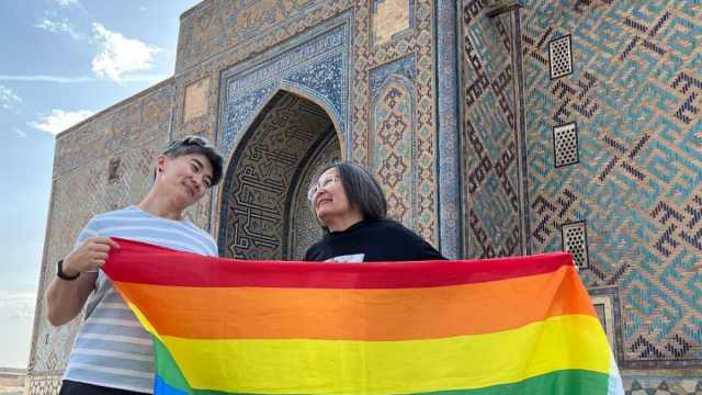 Флаг ЛГБТ развернули перед мавзолеем Ходжи Ахмеда Яссауи
