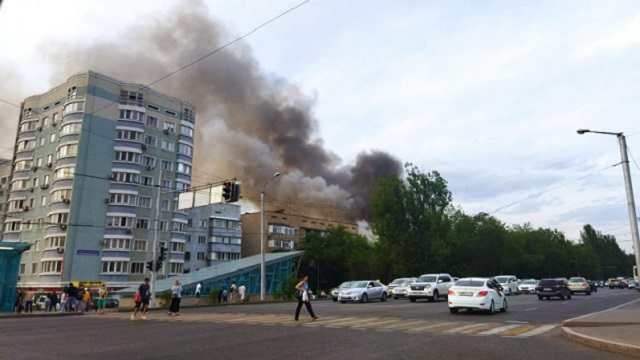 В Алматы огонь перекинулся с гаража на кровлю кафе