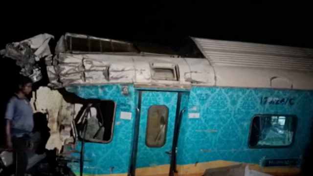 Сотни человек погибли в результате столкновения трёх поездов