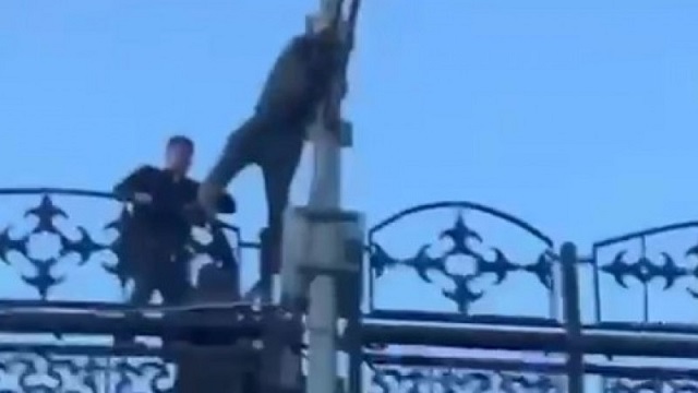 В Караганде мужчина пытался спрыгнуть с моста
