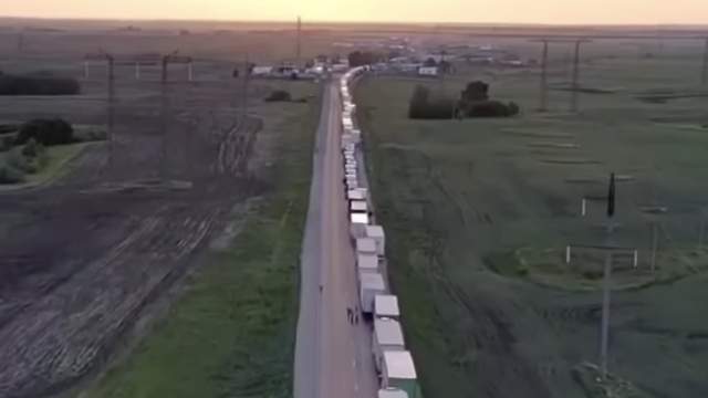 Скопление фур наблюдается на границе Казахстана и России