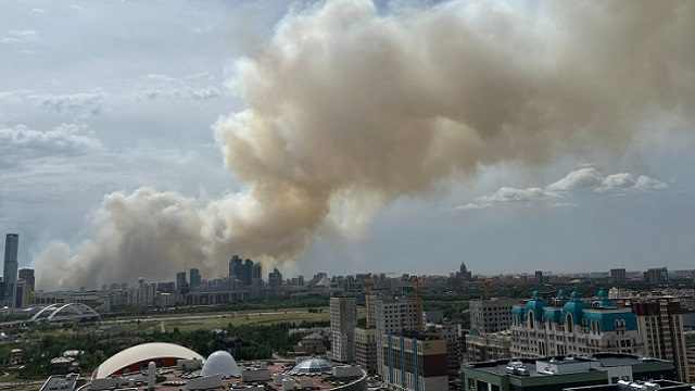 Крупный пожар в Астане: небо над столицей затянуло дымом