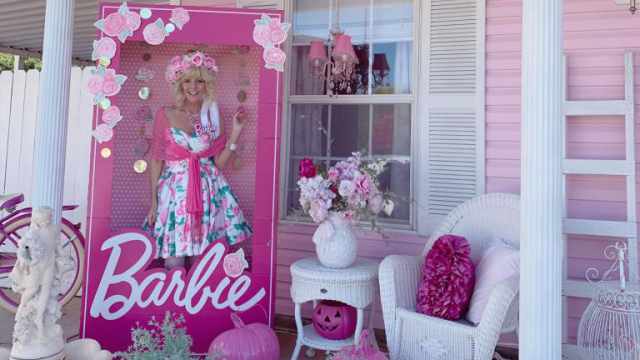 54-летняя фанатка Барби показала, как живёт в доме мечты